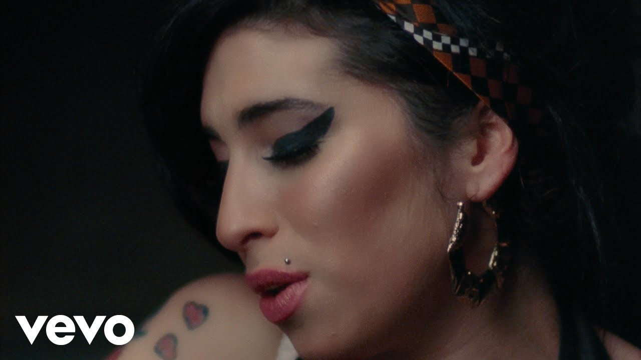 Amy Winehouse performing with jazz heritage styling