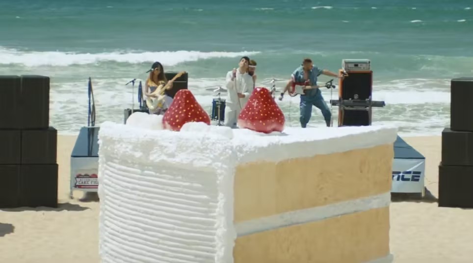 DNCE Cake By The Ocean 뮤직비디오 촬영 장면
